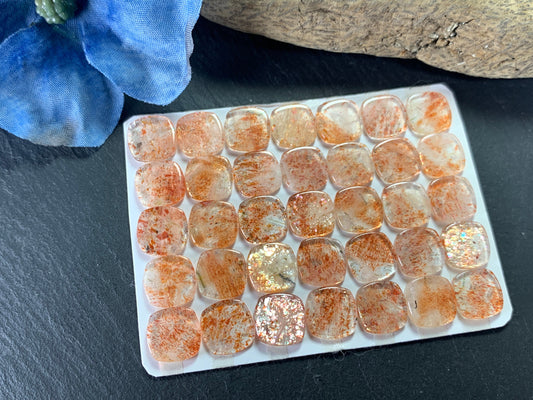 Flat SunStone square cushion 10mm cabochon - Calibrated cabochons
