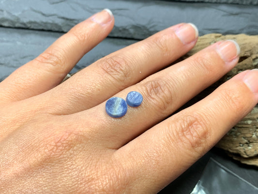 Flat Blue Kyanite round 6mm, 8mm cabochon - Calibrated cabochons