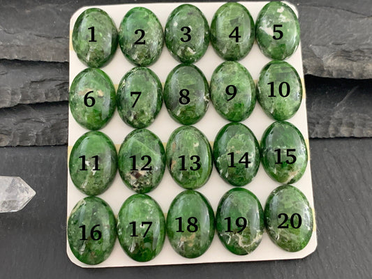 Chrome Diopside oval 13x18mm cabochon - Calibrated cabochons