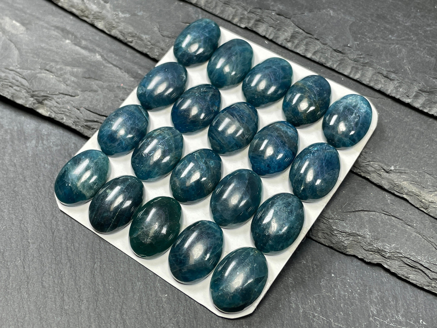 Blue Apatite oval 13x18mm cabochon - Calibrated cabochons