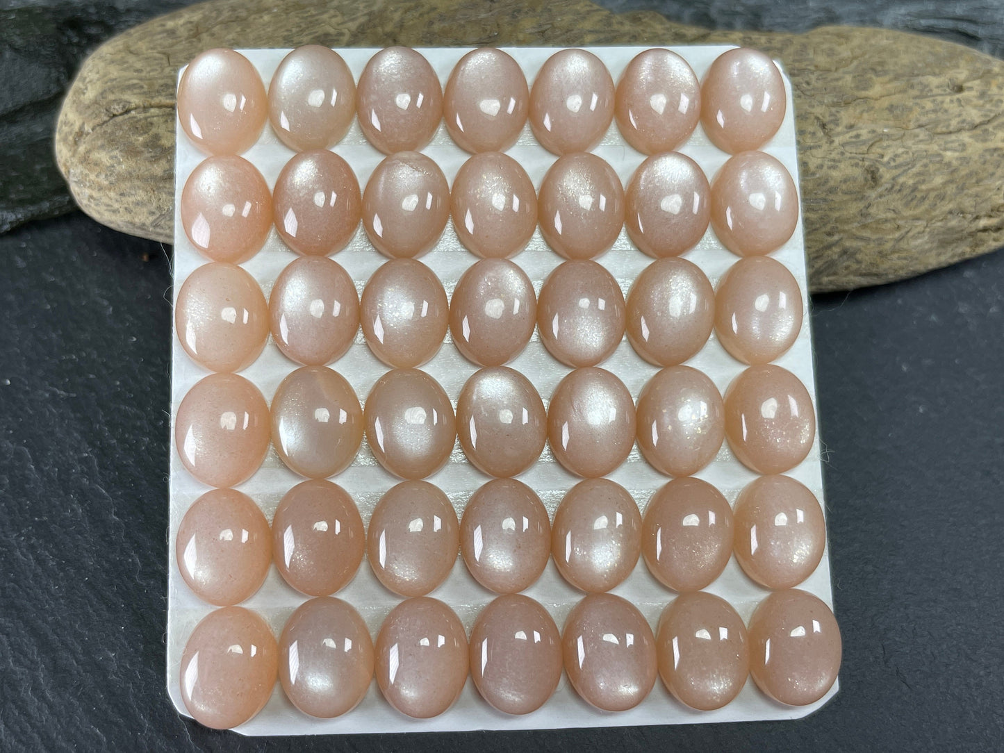 Peach Moonstone oval 8x10mm cabochon - Calibrated cabochons