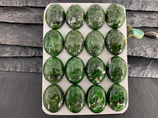 Chrome Diopside oval 15x20mm cabochon - Calibrated cabochons