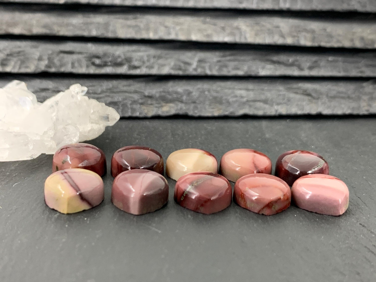 Mookaite Jasper pear 12mm cabochon