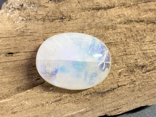 Rainbow Moonstone oval 20x15x8mm cabochon