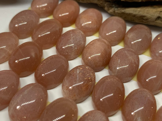 Goldsand Moonstone oval 10x14mm cabochon - Calibrated cabochons