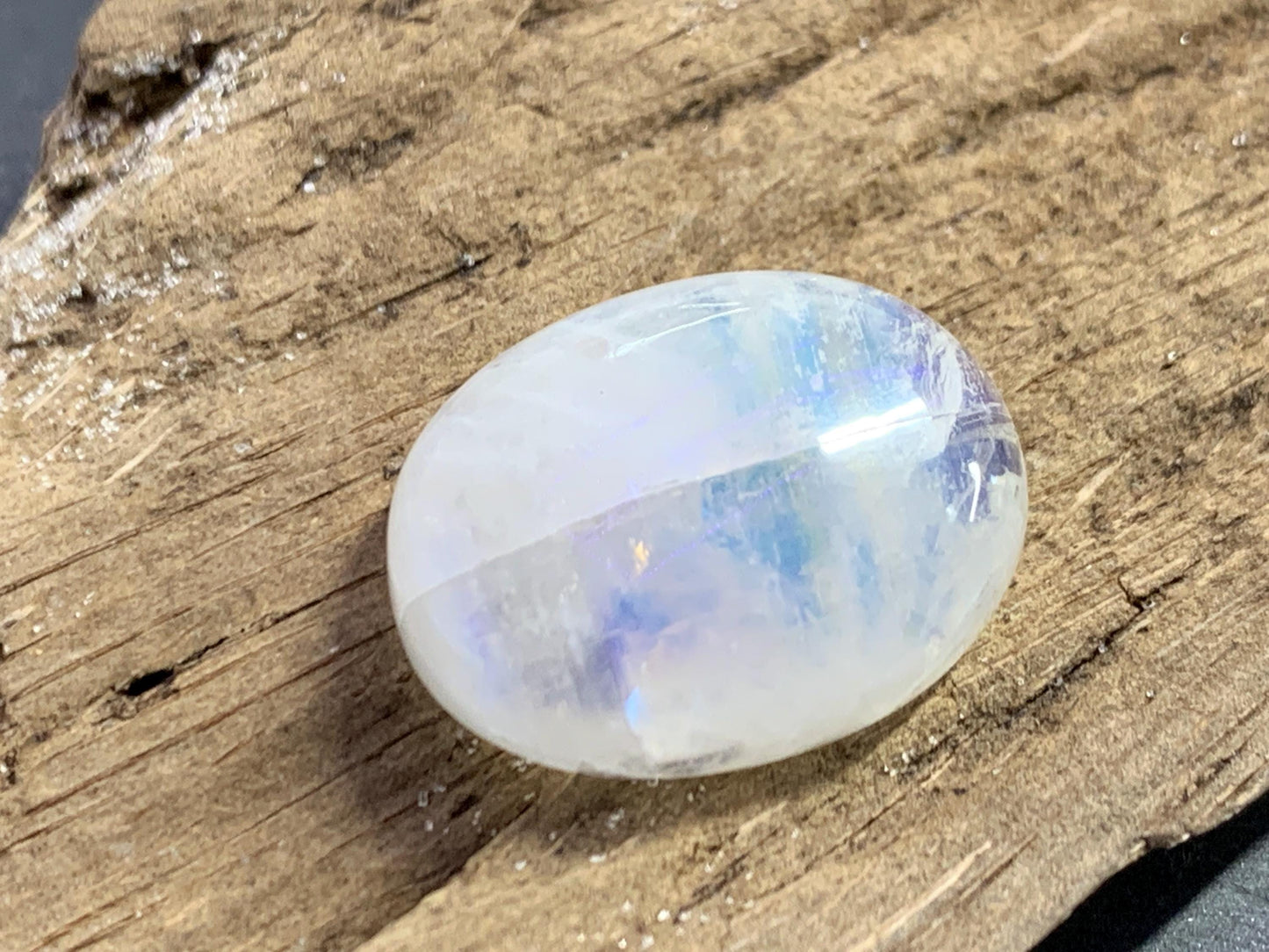 Rainbow Moonstone oval 20x15x8mm cabochon