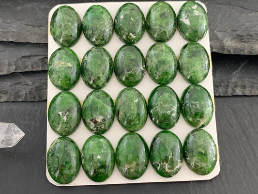 Chrome Diopside oval 13x18mm cabochon - Calibrated cabochons