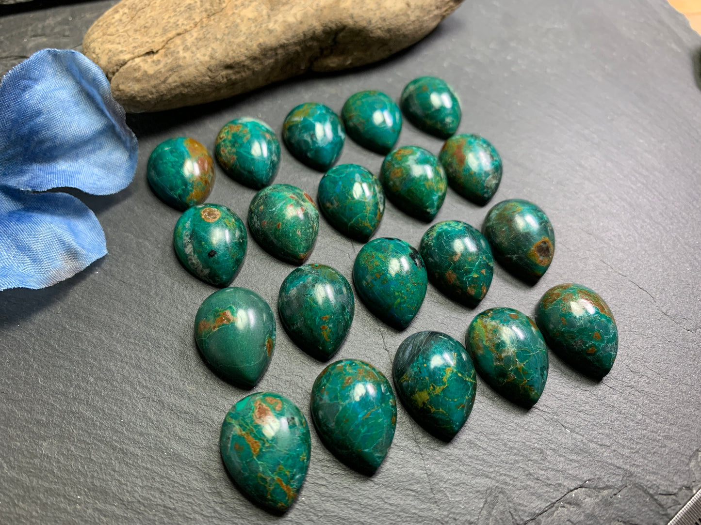 Chrysocolla pear 15x20mm cabochon (Peru)