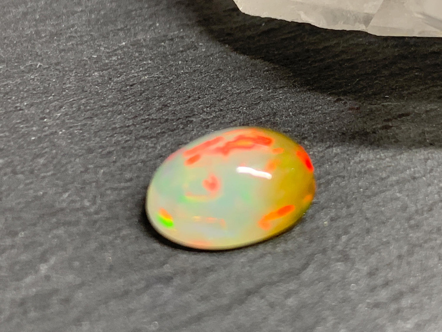 Ethiopian Opal oval 8x11mm cabochon - bi-color Opal