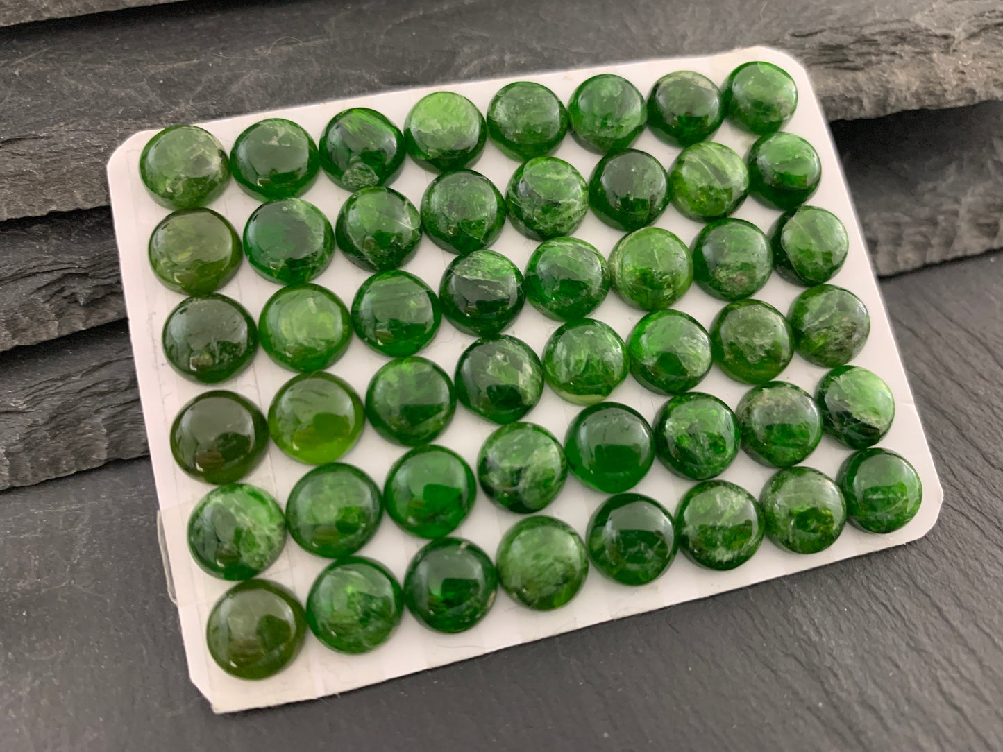 Chrome Diopside round 8mm cabochon - Calibrated cabochons