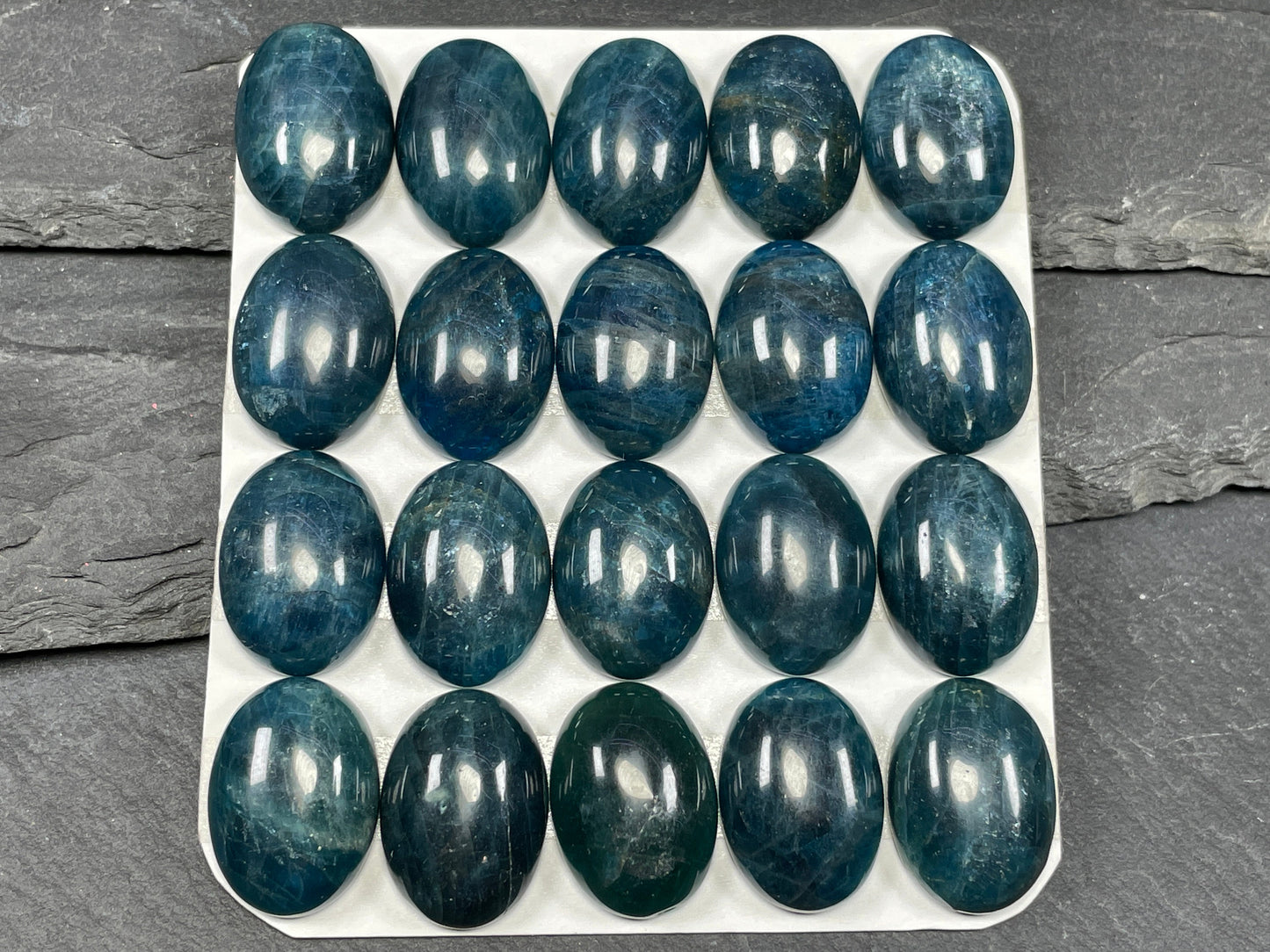Blue Apatite oval 13x18mm cabochon - Calibrated cabochons
