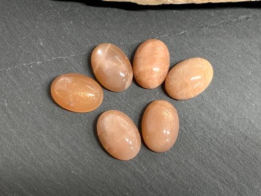 GoldSand Moonstone oval 10x14mm cabochon - Calibrated cabochons