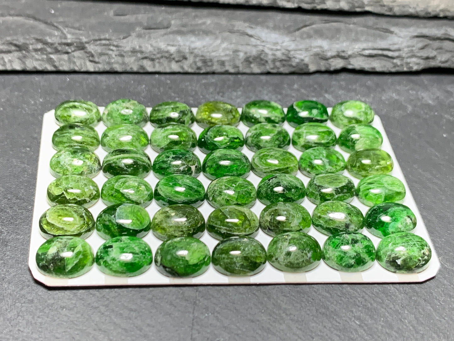 Chrome Diopside 8x10mm oval  cabochon - Calibrated cabochons