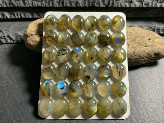 Labradorite oval 9x11mm cabochon - Calibrated Labradorite