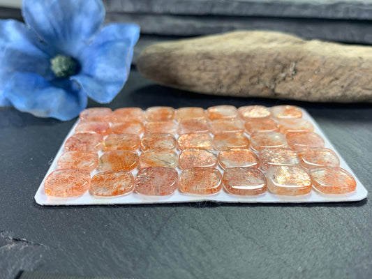 Flat SunStone square cushion 10mm cabochon - Calibrated cabochons
