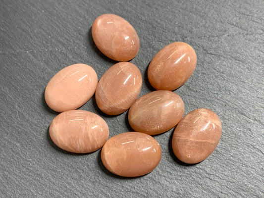 Goldsand Moonstone oval 13x18mm cabochon - Calibrated cabochons