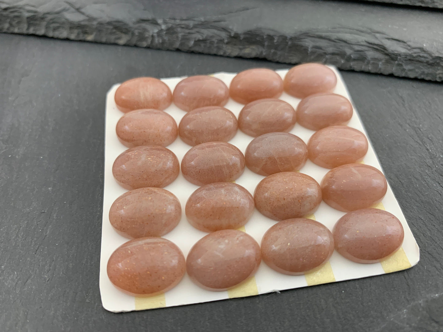 Goldsand Moonstone oval 12x16mm cabochon - Calibrated cabochons
