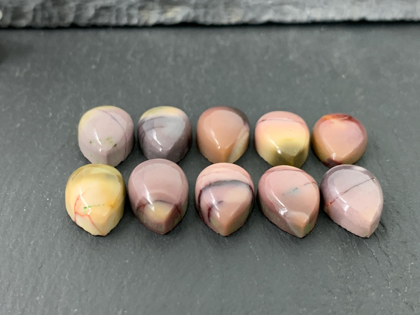 Mookaite Jasper pear 10x14mm cabochon