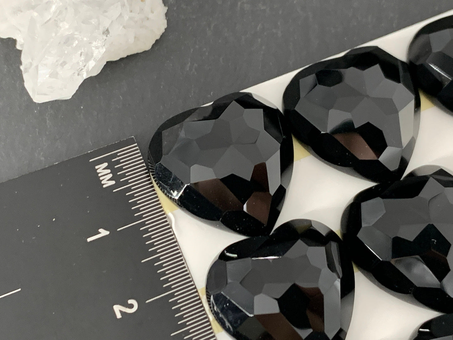 Faceted black Agate heart 20x20mm cabochon - Calibrated cabochons