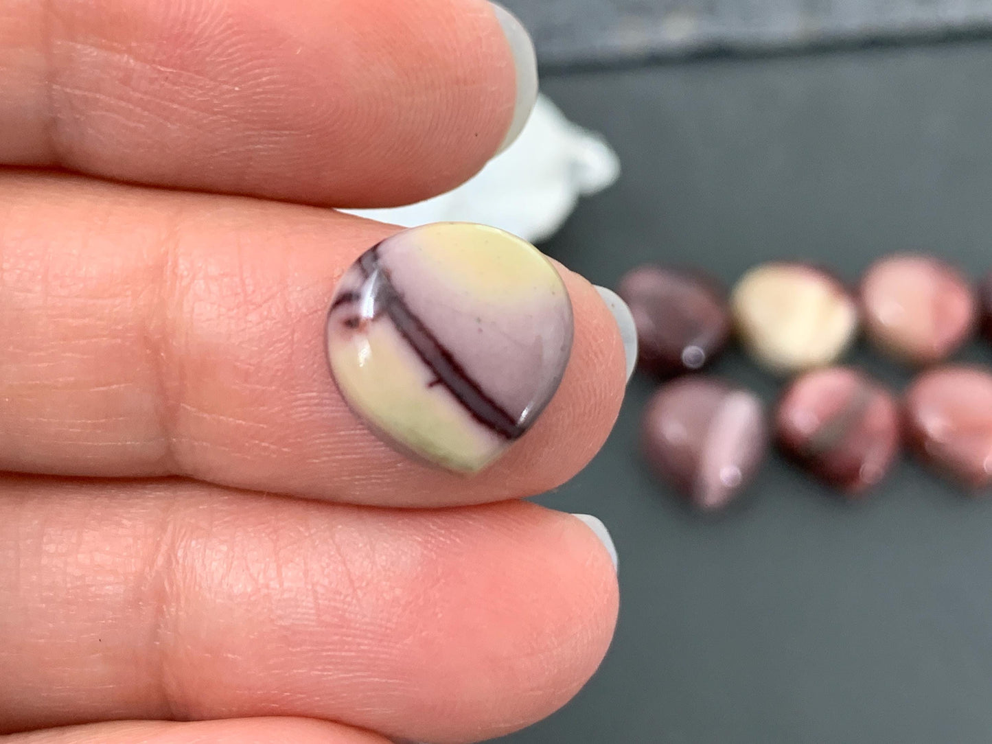 Mookaite Jasper pear 12mm cabochon