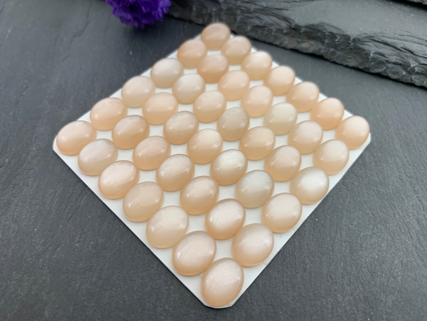 Peach Moonstone oval 8x10mm cabochon - Calibrated cabochons