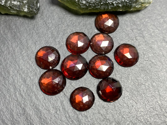Faceted Mozambique Garnet round 6.5 - 7mm Cabochon