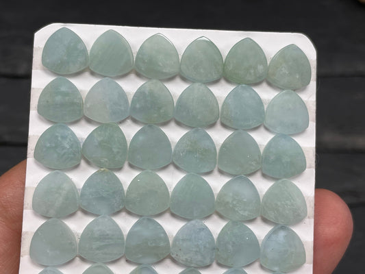 Flat Aquamarine curved triangle 8mm cabochon - Calibrated cabochons