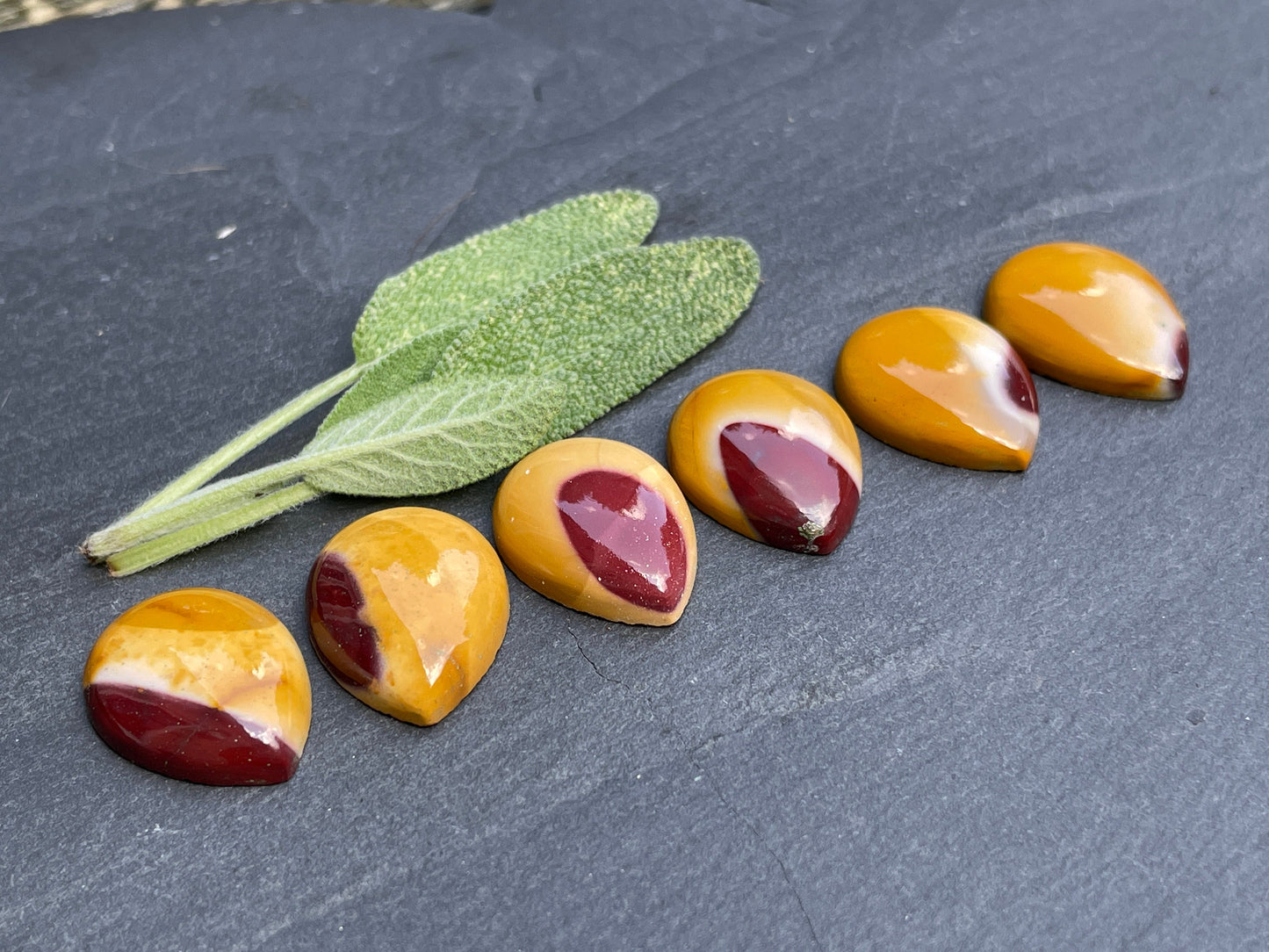 Mookaite pear cabochon 15x20mm - Calibrated cabochons