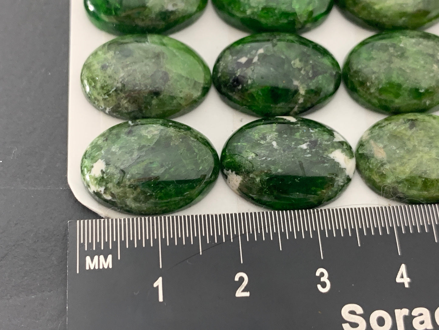 Chrome Diopside Oval 13x18mm cabochon - Calibrated cabochons