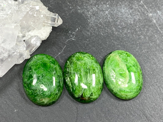 Chrome Diopside oval 15x20mm cabochon - Calibrated cabochons