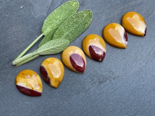 Mookaite pear cabochon 15x20mm - Calibrated cabochons