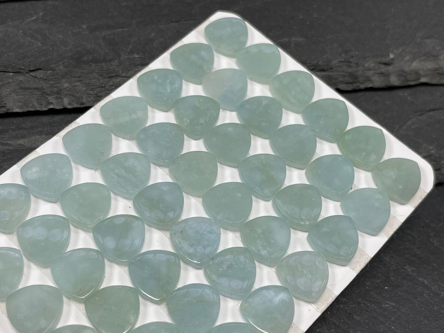 Flat Aquamarine curved triangle 8mm cabochon - Calibrated cabochons