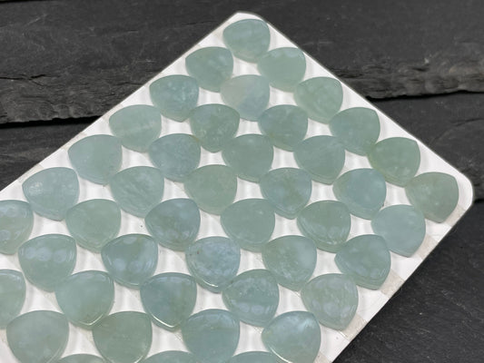 Flat Aquamarine curved triangle 8mm cabochon - Calibrated cabochons