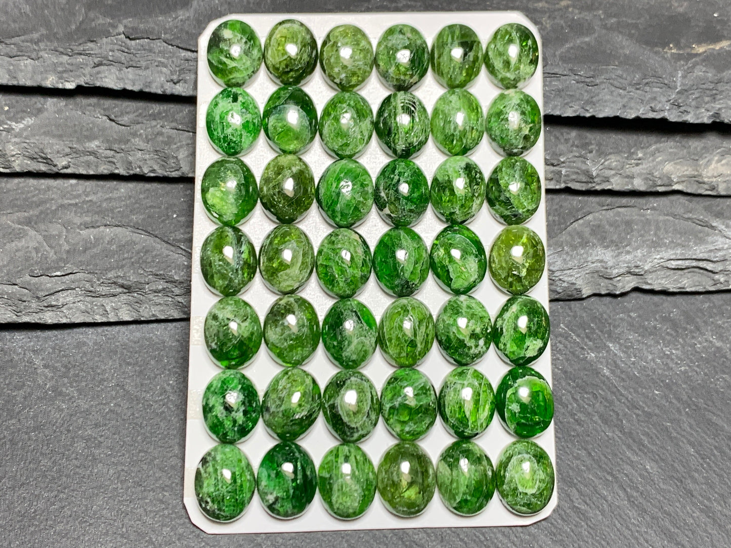 Chrome Diopside 8x10mm oval  cabochon - Calibrated cabochons
