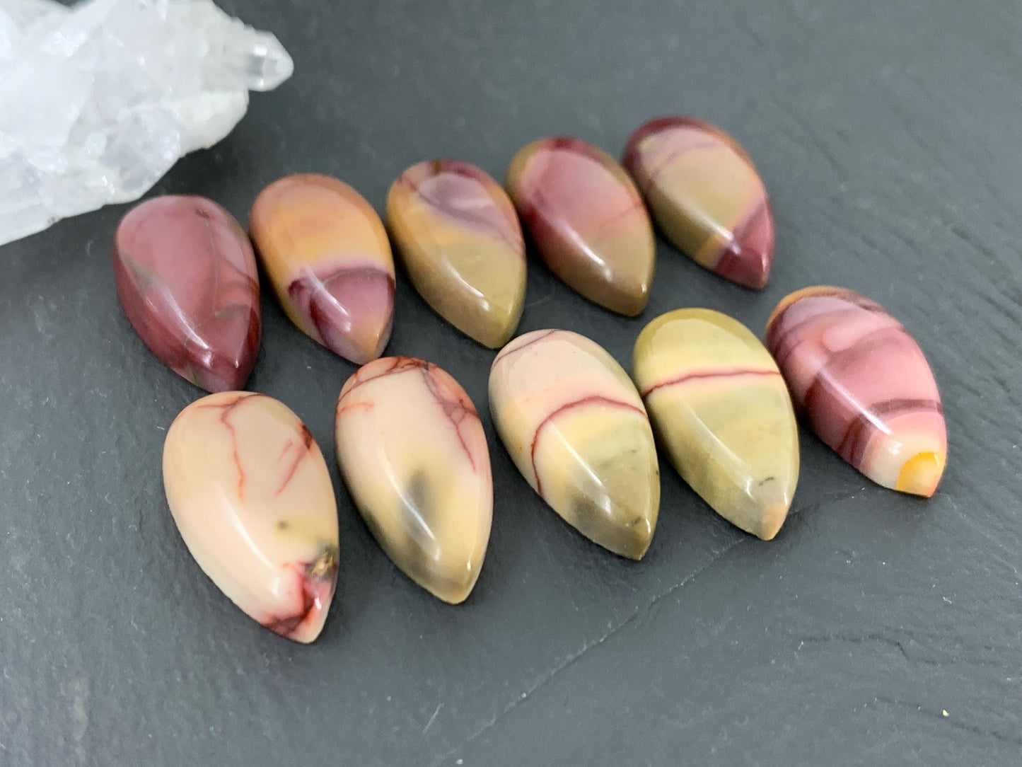 Mookaite Jasper pear 10x20mm cabochon