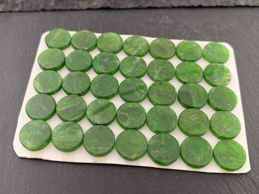 Flat Chrome Diopside round 10mm cabochon - Calibrated cabochons