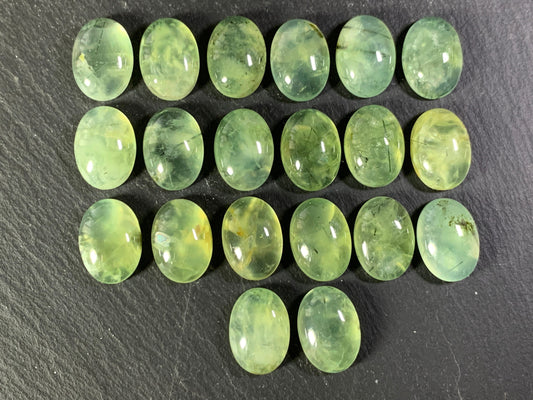 Prehnite oval 13x18mm cabochon - Calibrated cabochons