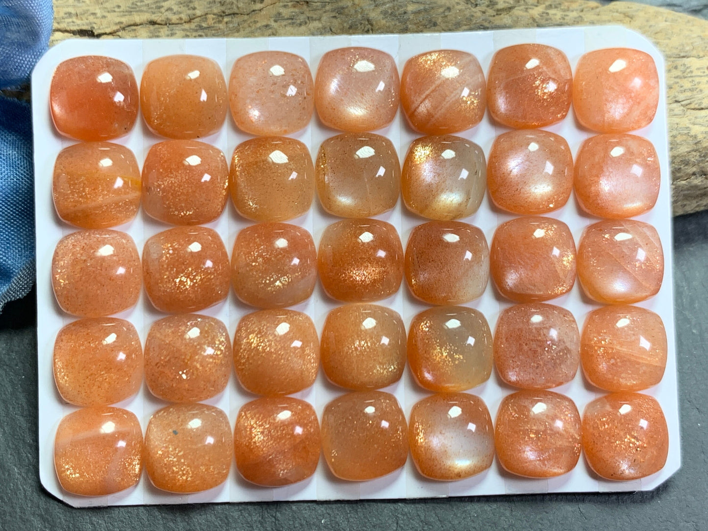 Goldsand Sunstone square cushion 10mm cabochon - Calibrated cabochons