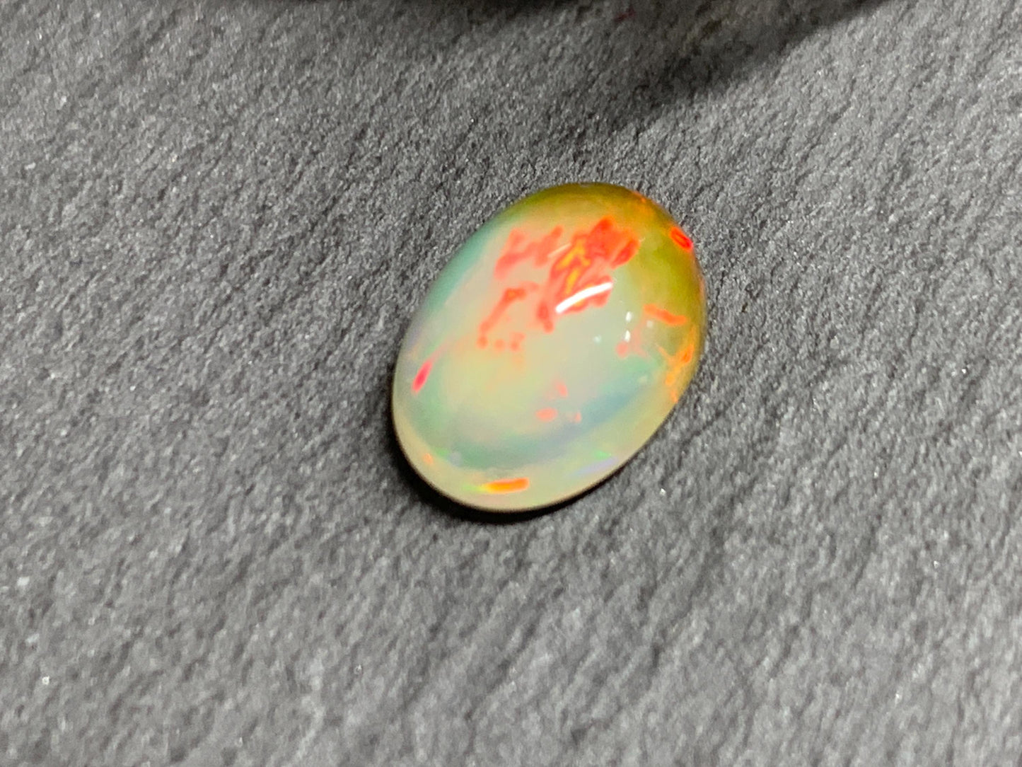 Ethiopian Opal oval 8x11mm cabochon - bi-color Opal