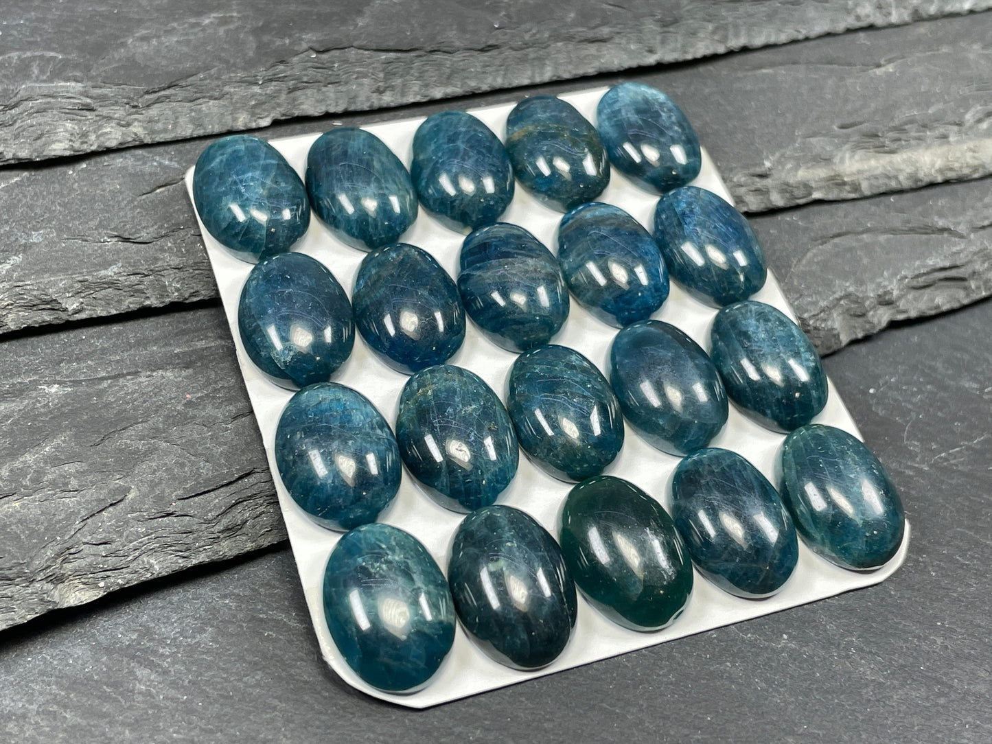 Blue Apatite oval 13x18mm cabochon - Calibrated cabochons