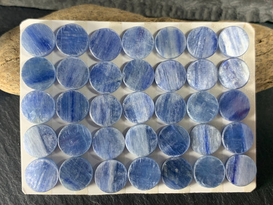 Flat Kyanite round 10mm cabochon - Calibrated cabochons
