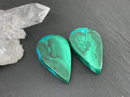 Malachite pear 14x23x4.5mm cabochon pair
