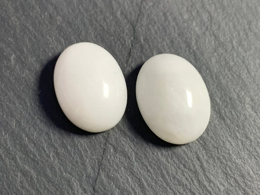 White Quartzite oval 12x16mm cabochon - Calibrated cabochons