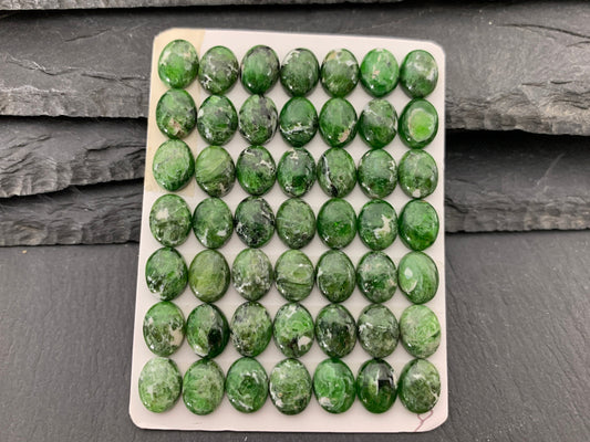 Chrome Diopside oval 7x9mm cabochon - Calibrated cabochons