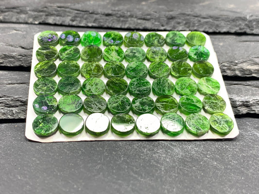 Flat Chrome Diopside round 8mm cabochon - calibrated cabochons