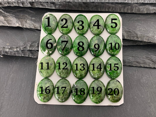 Chrome Diopside Oval 13x18mm cabochon - Calibrated cabochons