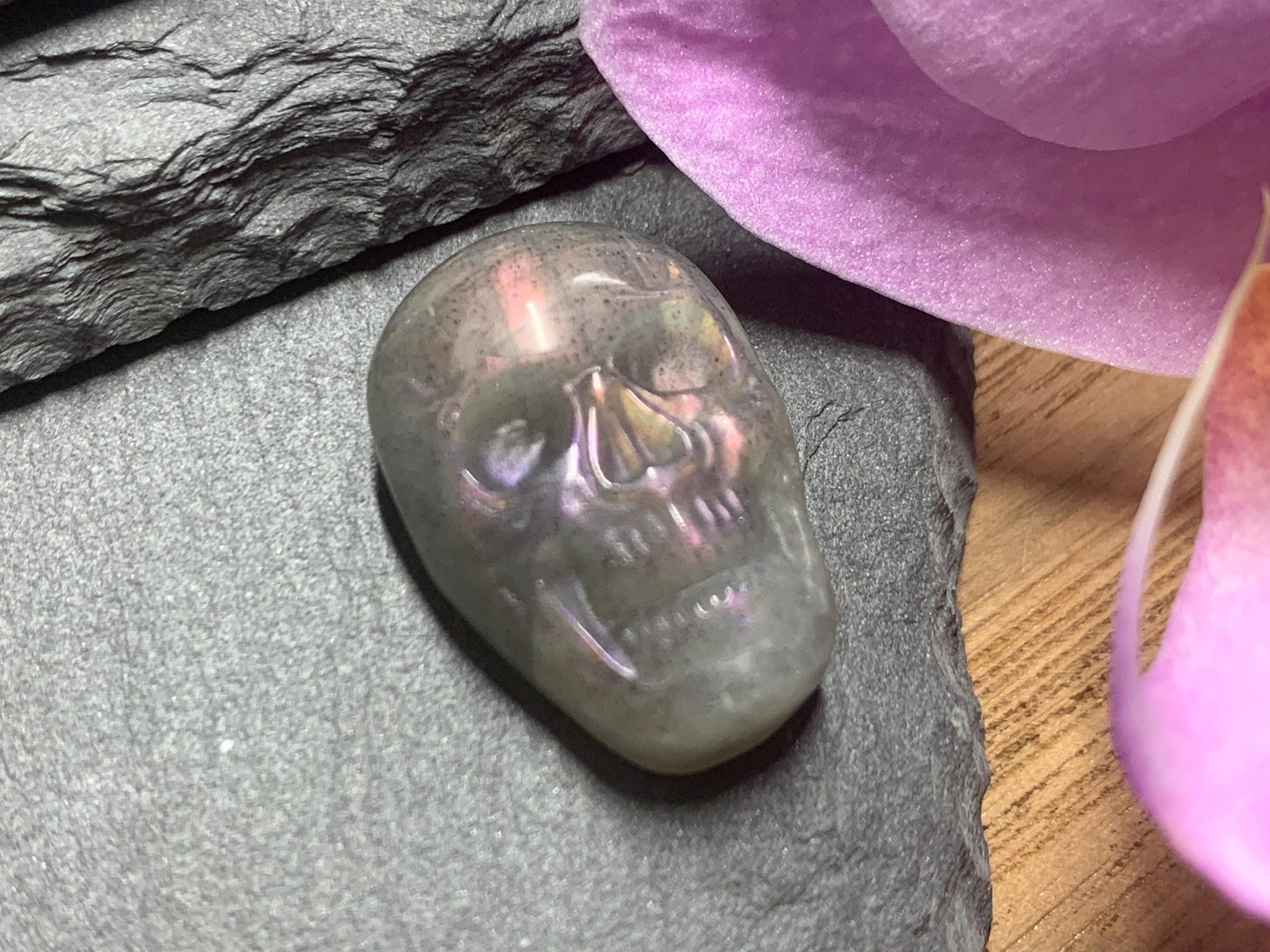 Labradorite Skull Carving, Rainbow Flash Crystal Skull, Gothic Crystal Decor, Witchy Home Decor:15x21mm