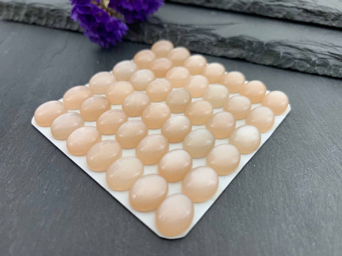 Peach Moonstone oval 8x10mm cabochon - Calibrated cabochons