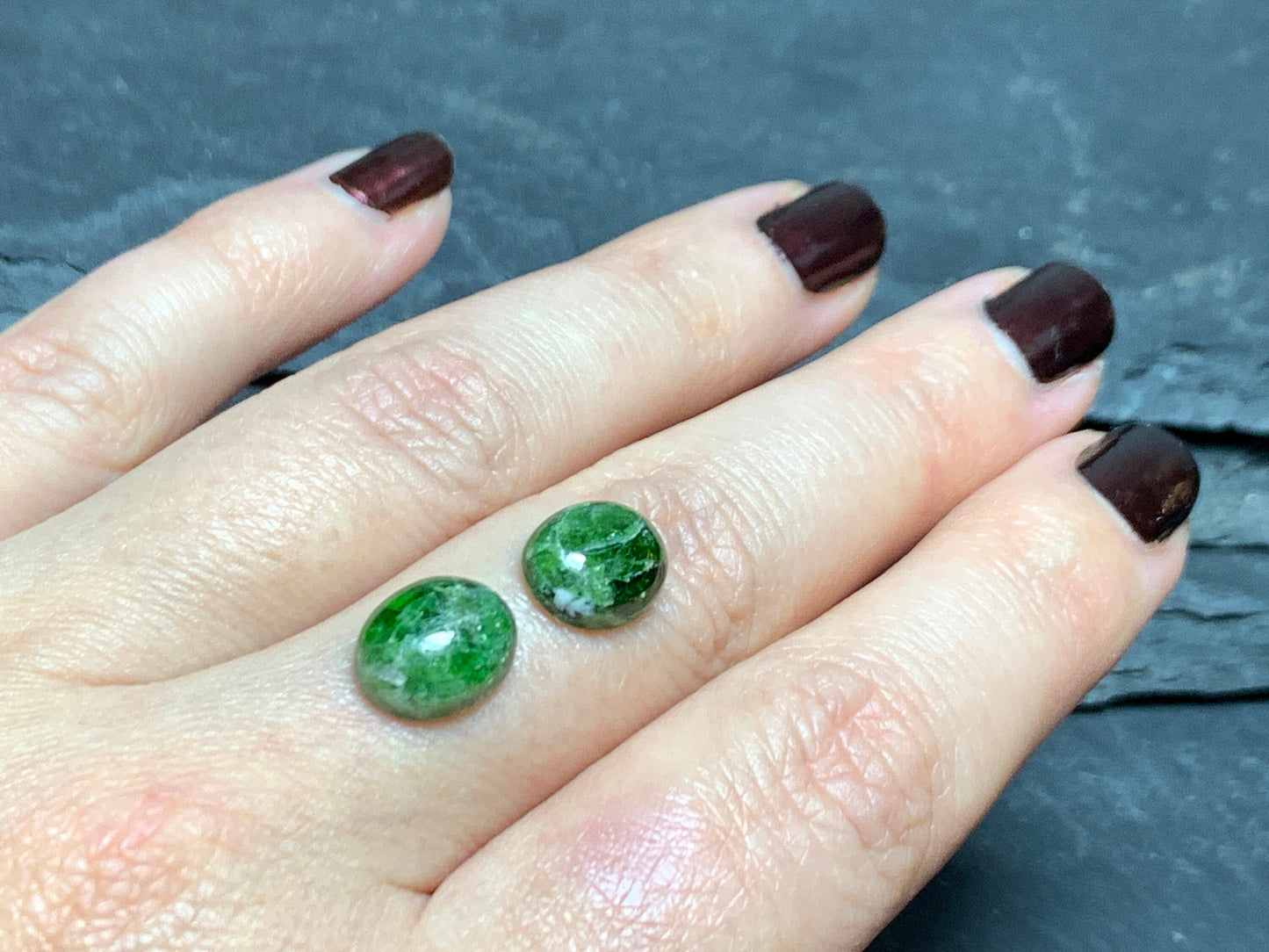 Chrome Diopside 8x10mm oval  cabochon - Calibrated cabochons