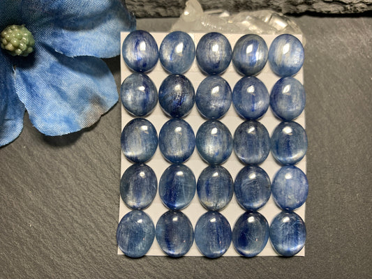 Kyanite oval 10x12mm Cabochon